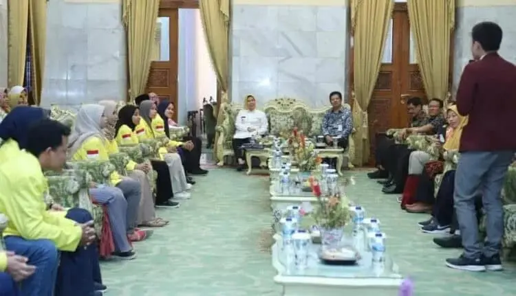 AUDIENSI: Bupati Serang Ratu Tatu Chasanah saat berdiskusi dengan mahasiswa penerima beasiswa di pendopo Bupati Serang, beberapa waktu lalu. (DOK/SATELIT NEWS)