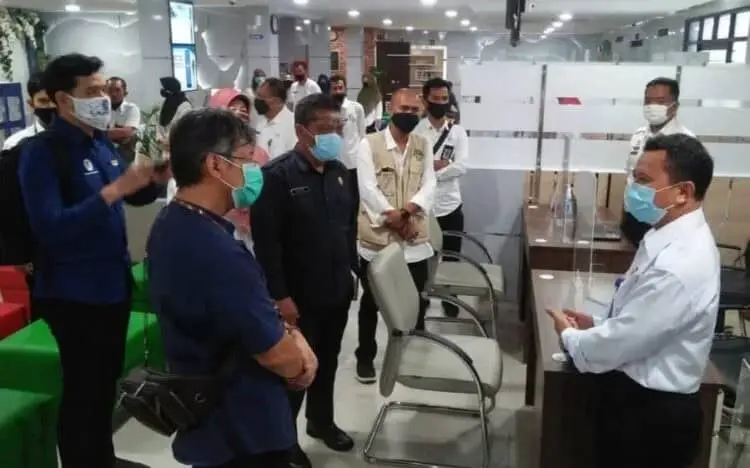 MENINJAU: Kemenpan RB didampingi Sekda Pandeglang beserta jajarannya saat meninjau kondisi MPP Kabupaten Pandeglang, Rabu (12/8) lalu. (NIPAL/SATELIT NEWS)