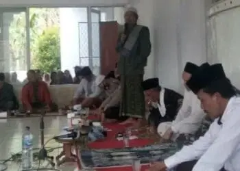 SAMBUTAN: Ketua MUI Pandeglang, KH. Tb Hamdi Ma'ani sedang memberikan sambutan di pengajian bulanan di wilayah Kecamatan Banjar, Minggu (9/8). (NIPAL/SATELIT NEWS)