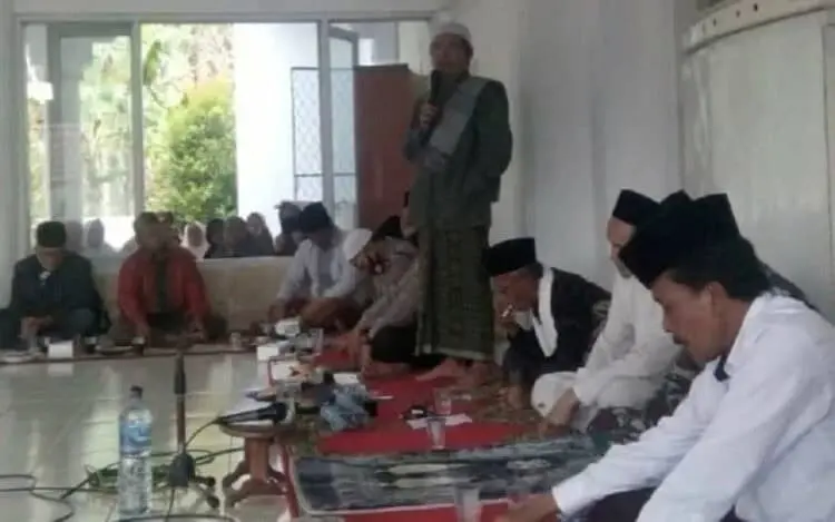 SAMBUTAN: Ketua MUI Pandeglang, KH. Tb Hamdi Ma'ani sedang memberikan sambutan di pengajian bulanan di wilayah Kecamatan Banjar, Minggu (9/8). (NIPAL/SATELIT NEWS)