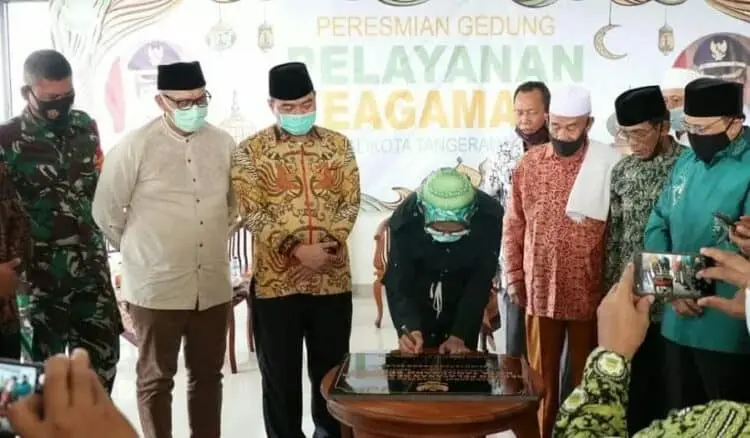 PERESMIAN: Walikota Tangsel Airin Rachmi Diany saat meresmikan gedung pelayanan majelis Ulama Indonesia (MUI) di Pamulang, Minggu (23/8). (JARKASIH/SATELIT NEWS)