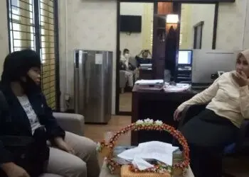 BERBINCANG: Kepala Bidang‎ Penetapan dan Penagihan Bapenda Kabupaten Serang, Warnerry Poetri ‎(kanan) berbincang dengan seorang warga, di ruang kerjanya, Kamis (13/8). (SIDIK/SATELIT NEWS)
