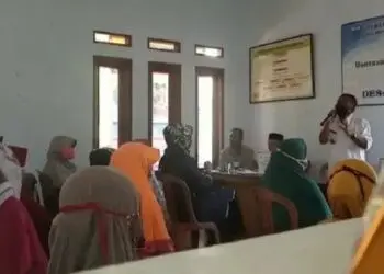 SAMBUTAN: Camat Cigeulis, Subro Mulisi, diduga dalam sambutanya di acara pembagian BLT DD di Desa Tarumanegara, telah mengarahkan warga untuk mendukung petahana. (ISTIMEWA)