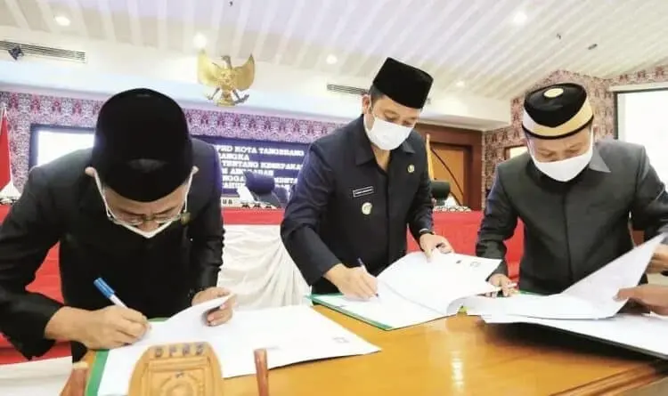 TANDATANGAN: Walikota Tangerang Arief Wismansyah dan Ketua DPRD Kota Tangerang Gatot Wibowo menandatangani kesepakatan Kebijakan Umum Anggaran (KUA) dan Prioritas Plafon Anggaran Sementara (PPAS) APBD Kota Tangerang tahun anggaran 2021 dalam rapat paripurna di gedung DPRD Kota Tangerang, Selasa (25/8). (ISTIMEWA)