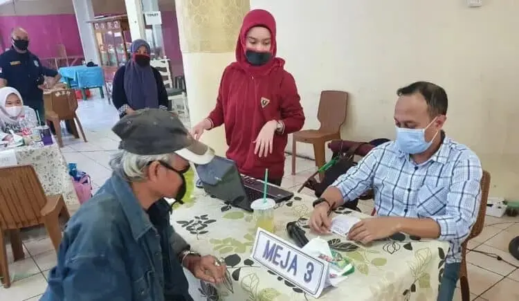 UNDIAN: Pedagang Pasar Ciputat mengambil nomor undian penempatan kios baru di Plaza Ciputat yang akan ditempatkan pada 11 Agustus, besok. (ISTIMEWA/ SATELIT NEWS)
