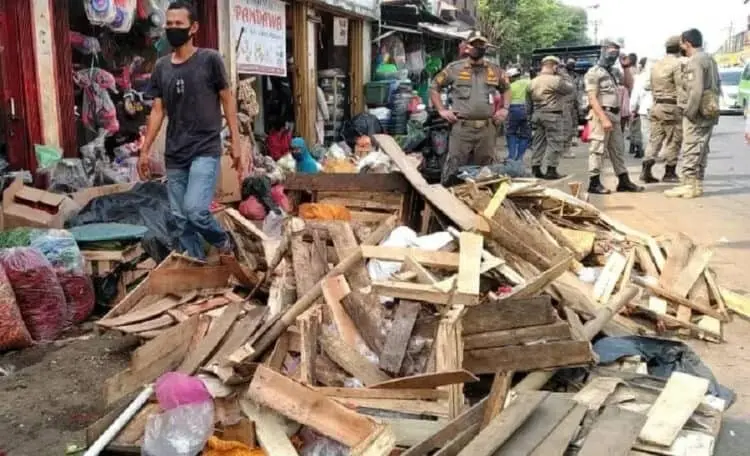 Jualan di Bahu Jalan, Lapak Pedagang Pasar Serpong Ditertibkan