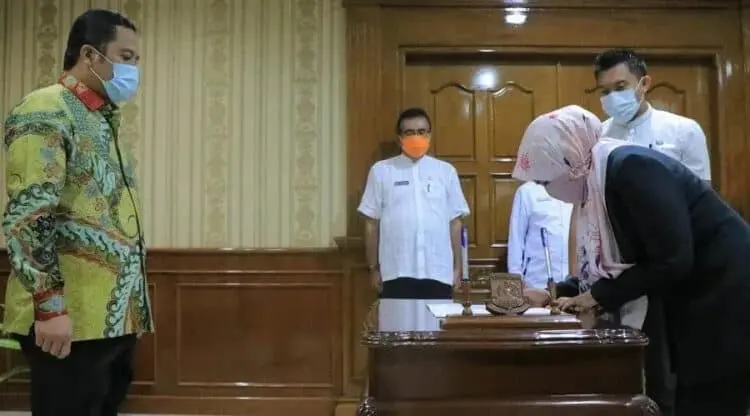 PELANTIKAN: Walikota Tangerang Arief Wismansyah saat melantik Direktur Utama PD Pasar Titien Mulyani di Puspemkot Tangerang, Jumat (7/8). (ISTIMEWA)
