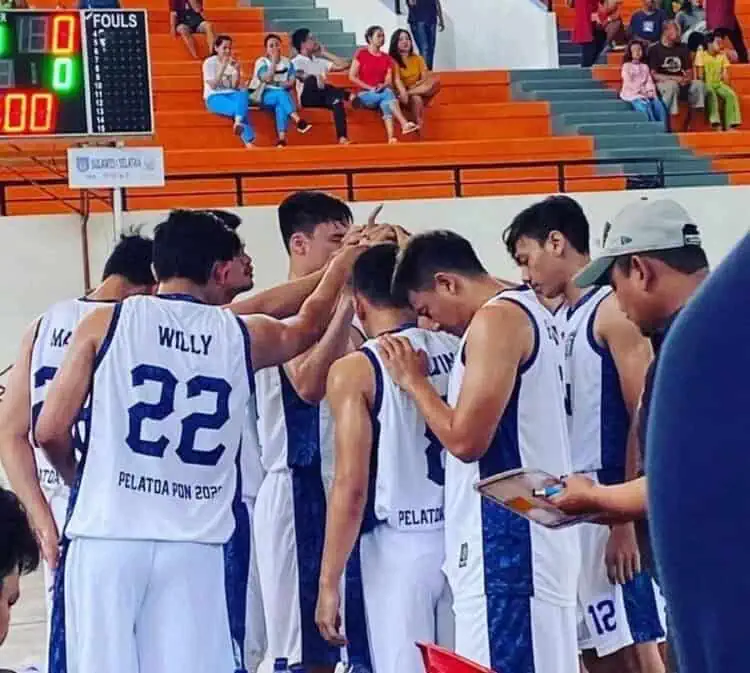 BERGILIRAN : Atlet Bola Basket Banten mengikuti latihan berkelompok yang dilakukan secara bergiliran. (ISTIMEWA)