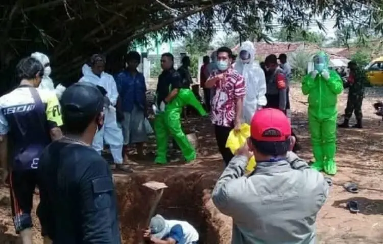 PEMAKAMAN: Terlihat masyarakat bersama Muspika Kronjo sedang melakukan proses pemakaman pasien di Tempat Pemakaman Umum Desa Pasilian, Kecamatan Kronjo, Kamis (27/8). (ISTIMEWA)