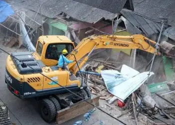 PEMBONGKARAN PASAR: Petugas Dinas PUPR memakai alat berat untuk merobohkan bangunan Pasar Jatiuwung, Kelurahan Sangiang Jaya, Kecamatan Periuk, Kota Tangerang, Selasa (4/8). Sebanyak 125 lapak pedagang dibongkar dalam kegiatan tersebut.  (DEDE KURNIAWAN / SATELIT NEWS)