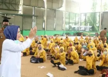 PERTEMUAN: Bupati Serang Ratu Tatu Chasanah, menghadiri pertemuan Kader Pos KB dan Sub Pos KB, di lapangan Tennis Indoor Pemkab Serang, Selasa (18/8). (SIDIK/SATELIT NEWS)
