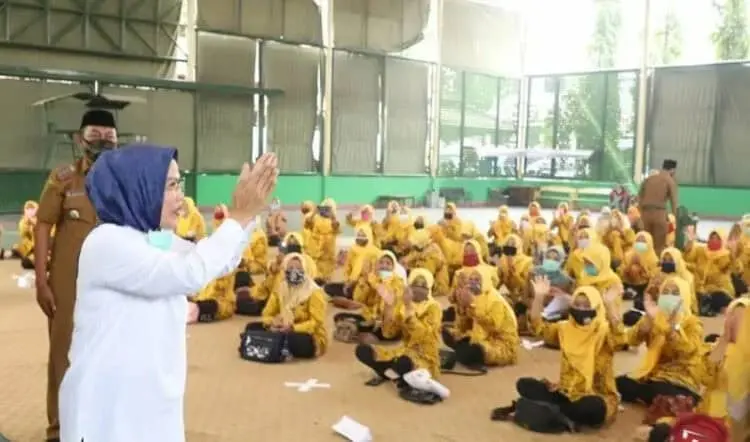 PERTEMUAN: Bupati Serang Ratu Tatu Chasanah, menghadiri pertemuan Kader Pos KB dan Sub Pos KB, di lapangan Tennis Indoor Pemkab Serang, Selasa (18/8). (SIDIK/SATELIT NEWS)