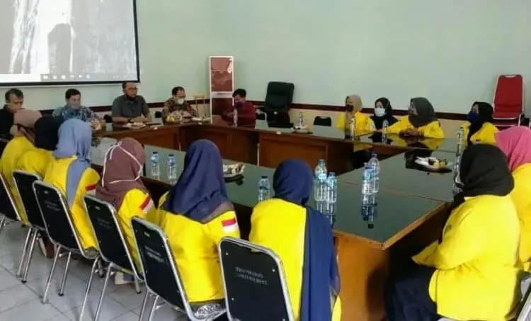 EVALUASI: Dinas Pendidikan dan Kebudayaan (Dindikbud)‎ Kabupaten Serang saat melakukan evaluasi program beasiswa di UI, Selasa (18/8). (SIDIK/SATELIT NEWS)