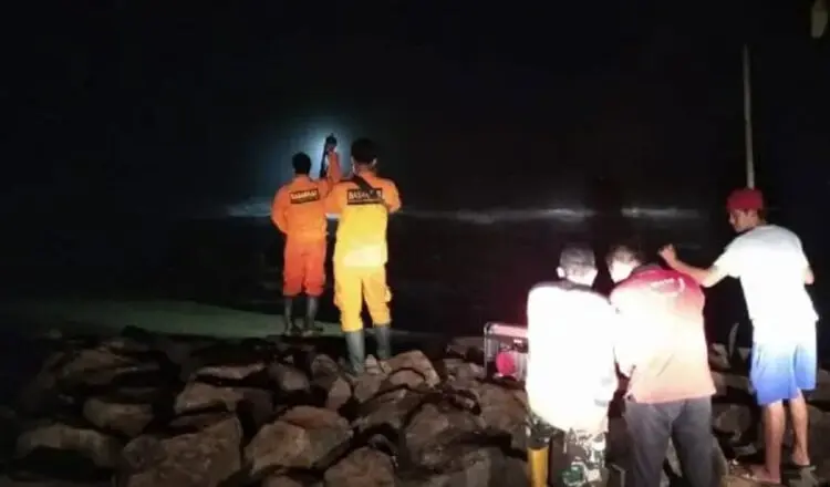 Dua Warga Tewas Terseret Ombak Pantai Pasir Putih