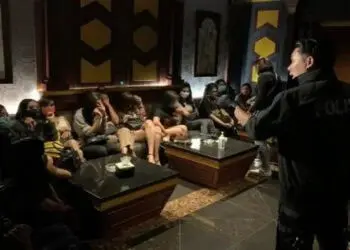 GEREBEK: Petugas Bareskrim Mabes Polri saat penggerebekan tempat karaoke dan spa di Venesia BSD, Rabu (19/8) malam lalu. (DOK MABES POLRI/ISTIMEWA)
