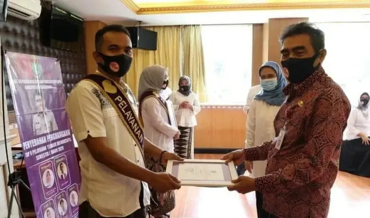Tingkatkan Pelayanan Kependudukan, Pegawai Non PNS Diganjar Penghargaan