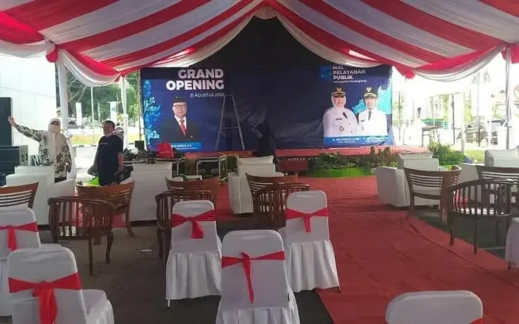 PERSIAPAN PERESMIAN: Kepala DPMPTSP Pandeglang, Ida Novaida bersama jajarannya sedang mempersiapkan acara peresmian MPP Pandeglang yang bakal dihadiri dan diresmikan langsung oleh Menpan RB, Minggu (30/8). (NIPAL/SATELIT NEWS)