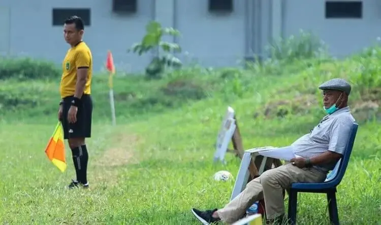 UJI COBA: Pelatih Persikota Suimin Diharja saat memantau seleksi pemain Persikota, beberapa waktu lalu. (DOKUMEN/SATELIT NEWS)