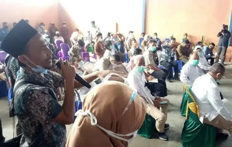 KESULITAN PUPUK: Ketua Komunitas Penggilingan Padi dan Beras Mandiri (KPPBM) Kabupaten Serang, Hafifi saat menyampaikan keluhan terkait kelangkaan pupuk bersubsidi kepada Anggota DPR RI di Pontang, Selasa (11/8). (SIDIK/SATELIT NEWS)