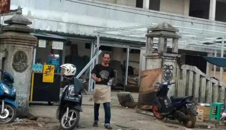 TERBENGKALAI: Pembangunan lapak PKL di halaman RS Labuan yang terbengkalai tampak belum terselesaikan dan baru rangka bajanya saja yang sudah berdiri, Minggu (9/8). (NIPAL/SATELIT NEWS)