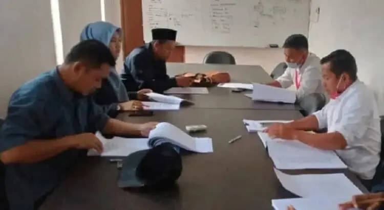 PLENO: Bawaslu Kabupaten Pandeglang sedang melakukan rapat pleno internal, membahas soal pengajuan gugatan yang dilakukan pasangan calon jalur perseorangan Krisyanto-Hendra di Aula Bawaslu Pandeglang, Senin (10/8). (NIPAL/SATELIT NEWS)