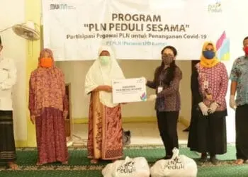 SIMBOLIS : Paket sembako diserahkan secara simbolis kepada Camat Kemiri Yati Nur Hayati, Kamis (6/8). (ISTIMEWA)