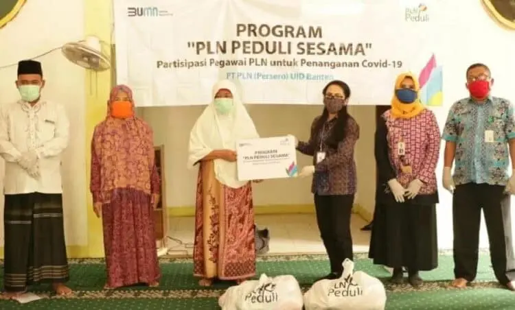 SIMBOLIS : Paket sembako diserahkan secara simbolis kepada Camat Kemiri Yati Nur Hayati, Kamis (6/8). (ISTIMEWA)