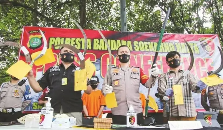 SENJATA TAJAM: Pihak Polresta Bandara Soekarno-Hatta menunjukkan berbagai senjata tajam yang dipergunakan oleh dua kelompok pelajar untuk saling serang, Kamis (13/8). (DEDE KURNIAWAN/SATELIT NEWS)