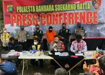 PALSUKAN SURAT HASIL COVID-19: Pelaku pemalsuan surat hasil bebas Covid-19 berinisial FM dihadirkan saat konferensi pers di Polresta Bandara Soekarno-Hatta, Tangerang, Senin (10/8). Polres Bandara Soekarno-Hatta berhasil mengamankan pelaku pemalsuan surat hasil negatif tes usap PCR bebas covid-19 berinisial FM, yang tertulis dari Gugus Tugas Percepatan Penanganan Covid-19 Asrama Haji Pondok Gede. (DEDE KURNIAWAN/SATELIT NEWS)