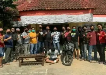 TANGKAP PELAKU:  Anggota Sat Reskrim Polres Lebak, pasca menangkap pelaku terduga Curas. (DOK SAT RESKRIM POLRES LEBAK)