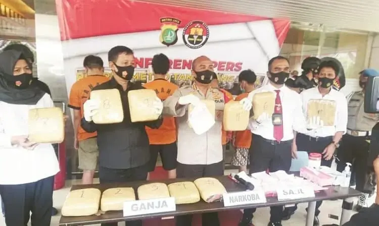 EKSPOSE KASUS: Kapolres Metro Tangerang Kota Kombes Pol Sugeng Haryanto saat melakukan ekspose penangkapan tersangka pembawa narkotika, Selasa (4/8). (IRFAN/SATELIT NEWS)