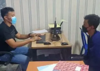 DIINTEROGASI: Satresnarkoba Polres Pandeglang sedang memintai keterangan terhadap pelaku pengedar narkoba di ruang pemeriksaan Satresnarkoba Pandeglang, Kamis (6/8). (NIPAL/SATELIT NEWS)