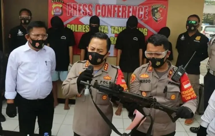 SENJATA YANG DICURI: Kapolres Kota Tangerang Kombes Pol Ade Ary Syam Indradi memperlihatkan senjata laras panjang yang sempat dicuri para pelaku pengeroyokan terhadap anggota Polsek Rajeg dalam press conference, Kamis (6/8). (ALFIAN/SATELIT NEWS)