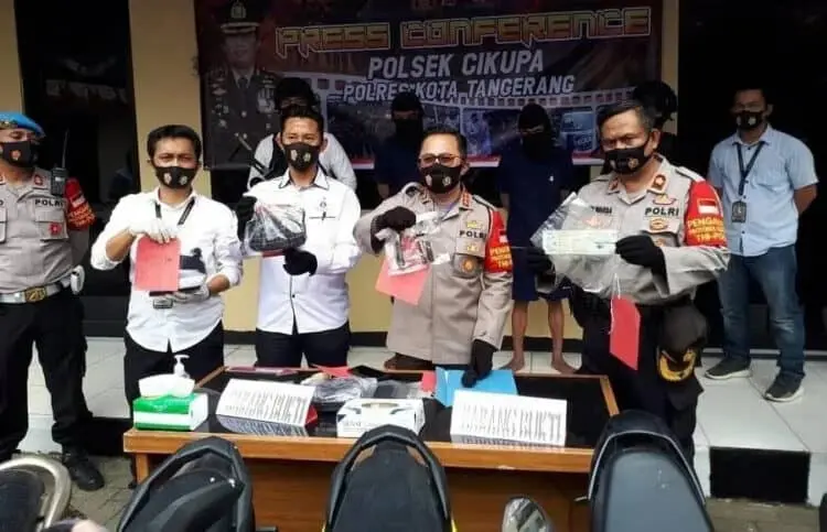 BARANG BUKTI : Kapolresta Tangerang Kombes Pol Ade Ary Syam Indradi didampingi Kapolsek Cikupa Komisaris Polisi Budi Warsa beserta jajaran, menunjukkan barang bukti hasil kejahatan tersangja J dan FH, saat konferensi pers, Senin (3/8). (FAJAR ADITYA KUSUMA/SATELIT NEWS)