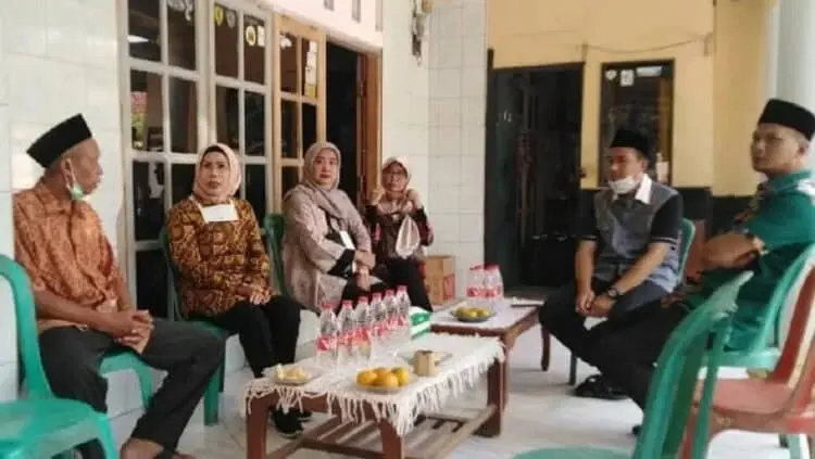 SILATURAHMI: Bupati Serang Ratu Tatu Chasanah dan Ketua DPC PPP Kabupaten Serang Heri Azhari saat bersilaturahmi dengan tokoh masyarakat di Kecamatan Anyer belum lama ini.‎ (DOK/SATELIT NEWS)