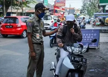 ILUSTRASI: Petugas Satpol PP saat sosialisasi protokol kesehatan dalam rangka PSBB. (DOKUMEN/SATELIT NEWS)