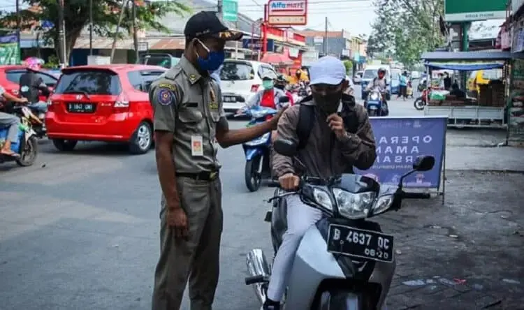 ILUSTRASI: Petugas Satpol PP saat sosialisasi protokol kesehatan dalam rangka PSBB. (DOKUMEN/SATELIT NEWS)