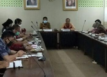 RAKOR: Ombudsman RI Perwakilan Banten, saat menggelar Rapat Koordinasi (Rakor) dengan Sekda Kabupaten Serang Tubagus Entus Mahmud Sahiri, beserta jajarannya, di ruang Tb Saparudin, Setda Serang, Kamis (6/8). (SIDIK/SATELIT NEWS)