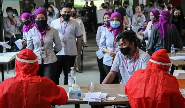 RAPID TES COVID-19: Karyawan AEON Mall mengikuti rapid test di Kawasan AEON Mall, Kecamatan Pagedangan, Kabupaten Tangerang, Kamis (6/8). AEON Mall bekerjasama dengan Puskesmas Pagedangan menggelar rapid test kepada seluruh karyawan AEON Mall sekaligus melakukan penyempotan disinfektan ke area mal. (ALFIAN/SATELIT NEWS)