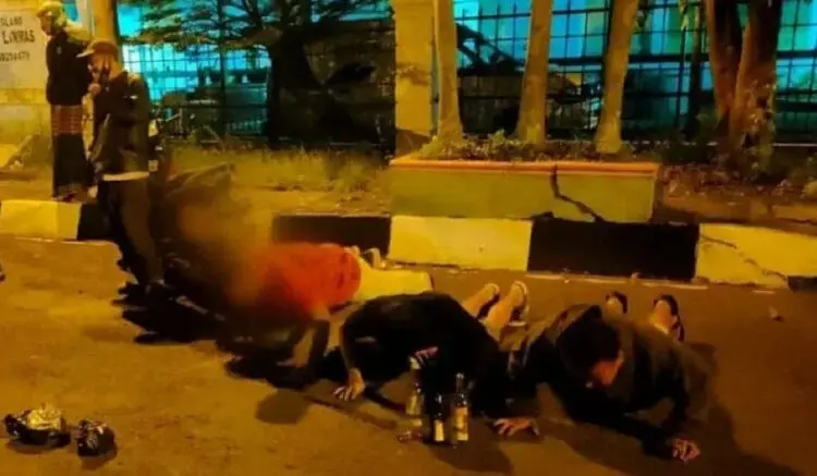 Tenggak Miras di Alun-alun Pandeglang, Dua Pemuda Dihukum Push Up