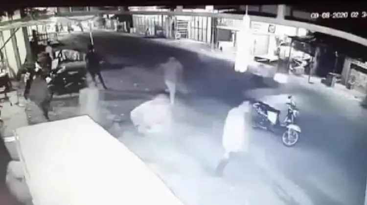 Terekam CCTV, Kelompok Pemuda Bersenjata Menyerang Warga