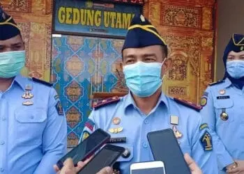 MEMBERIKAN KETERANGAN: Kepala Rutan Kelas I Tangerang Fonika Affandi, saat memberikan keterangan kepada wartawan di dalam Rutan, Desa Taban, Kecamatan Jambe. (DOK/SATELIT NEWS)