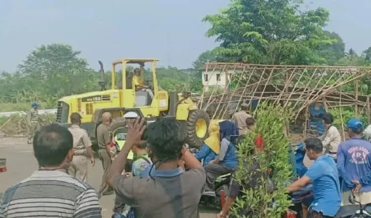 PENERTIBAN PKL : Anggota Satpol PP Kabupaten Tangerang sedang membongkar lapak PKL yang berada di sekitaran Terminal Sentiong, Kecamatan Balaraja, Senin (3/8). (ALFIAN / SATELIT NEWS)