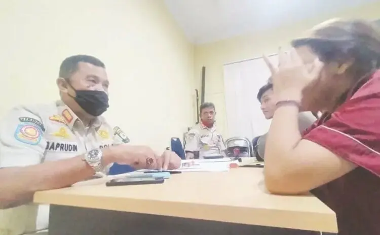DIDATA: Petugas Satpol PP Kota Tangerang mendata wanita yang terjaring razia, beberapa waktu lalu. (DOK/SATELIT NEWS)