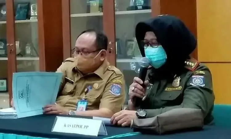 CABUT IZIN VENEZIA: Kepala Satpol PP Tangsel Mursinah dan Kepala Dinas Penanaman Modal dan Perizinian Terpadu Satu Pintu (DPMPTS)  Bambang Noertjahjo dalam konferensi pers di Pusat Pemerintahan Kota Tangerang Selatan, Senin (25/8). (JARKASIH/SATELIT NEWS)