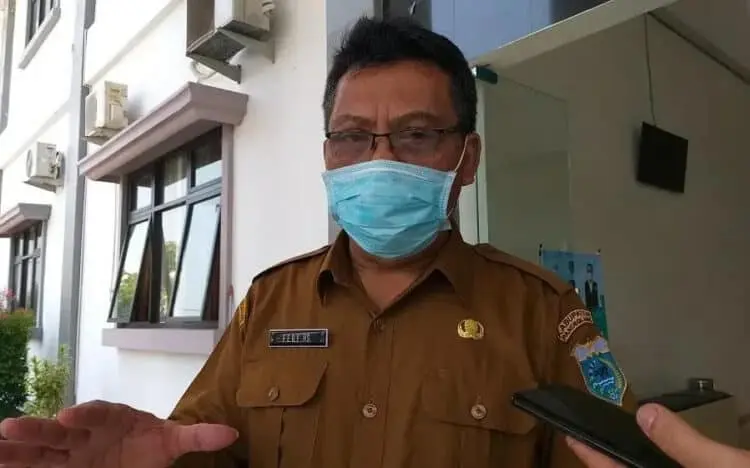 DIWAWANCARAI: Sekda Pandeglang, Pery Hasanudin saat diwawancara wartawan di halaman depan Setda Pandeglang, Rabu (12/8). (NIPAL/SATELIT NEWS)