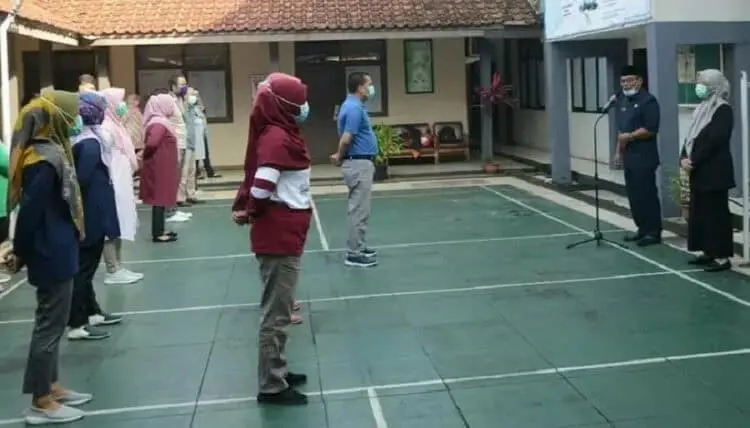 NASEHAT: Sekda Pandeglang, Pery Hasanudin didampingi jajaranya usai memberikan nasehat kepada para pegawai Dinkes Pandeglang di lapangan kantor Dinkes Pandeglang, Selasa (18/8). (NIPAL/SATELIT NEWS)