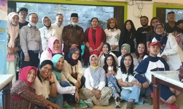 LAUNCHING: Ketua Kadin Paradigma Baru Kota Tangsel Mizz Farha Diba saat melaunching sekolah desainer. (JARKASIH/SATELIT NEWS)