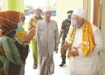 SILATURAHMI: Bupati Serang Ratu Tatu Chasanah di sela-sela silaturahmi dengan keluarga besar KH Muhammad Thohir dengan KH Tb Sochib, di Desa Pelamunan, Kramatwatu, Kabupaten Serang, Minggu (23/8). (SIDIK/SATELIT NEWS)