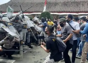 SIMULASI: Anggota Kepolisian Polres Pandeglang sedang simulasi baku hantam dengan massa unjukrasa di Alun-alun Kabupaten Pandeglang, Rabu (19/8). (NIPAL/SATELIT NEWS)